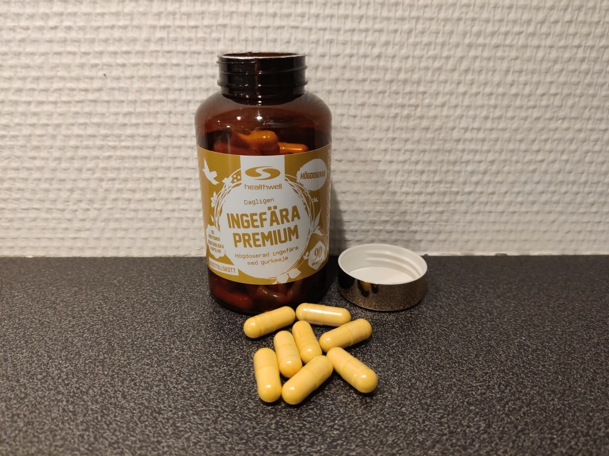 Öppen burk och kapslar från vårt test av Ingefära Premium