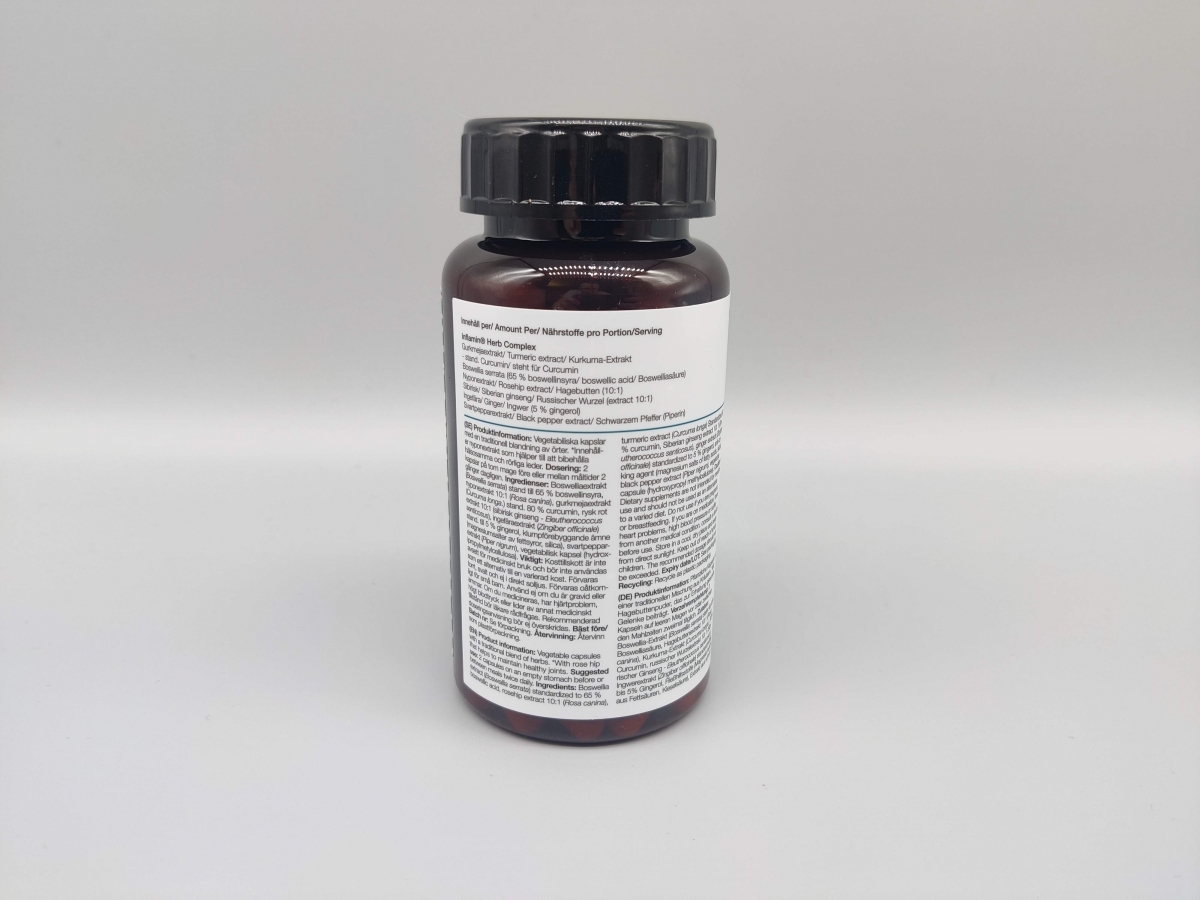 Ingredienslistan på Inflamin Premium med curcumin, boswellia, nypon och svartpepparextrakt, fotad av oss