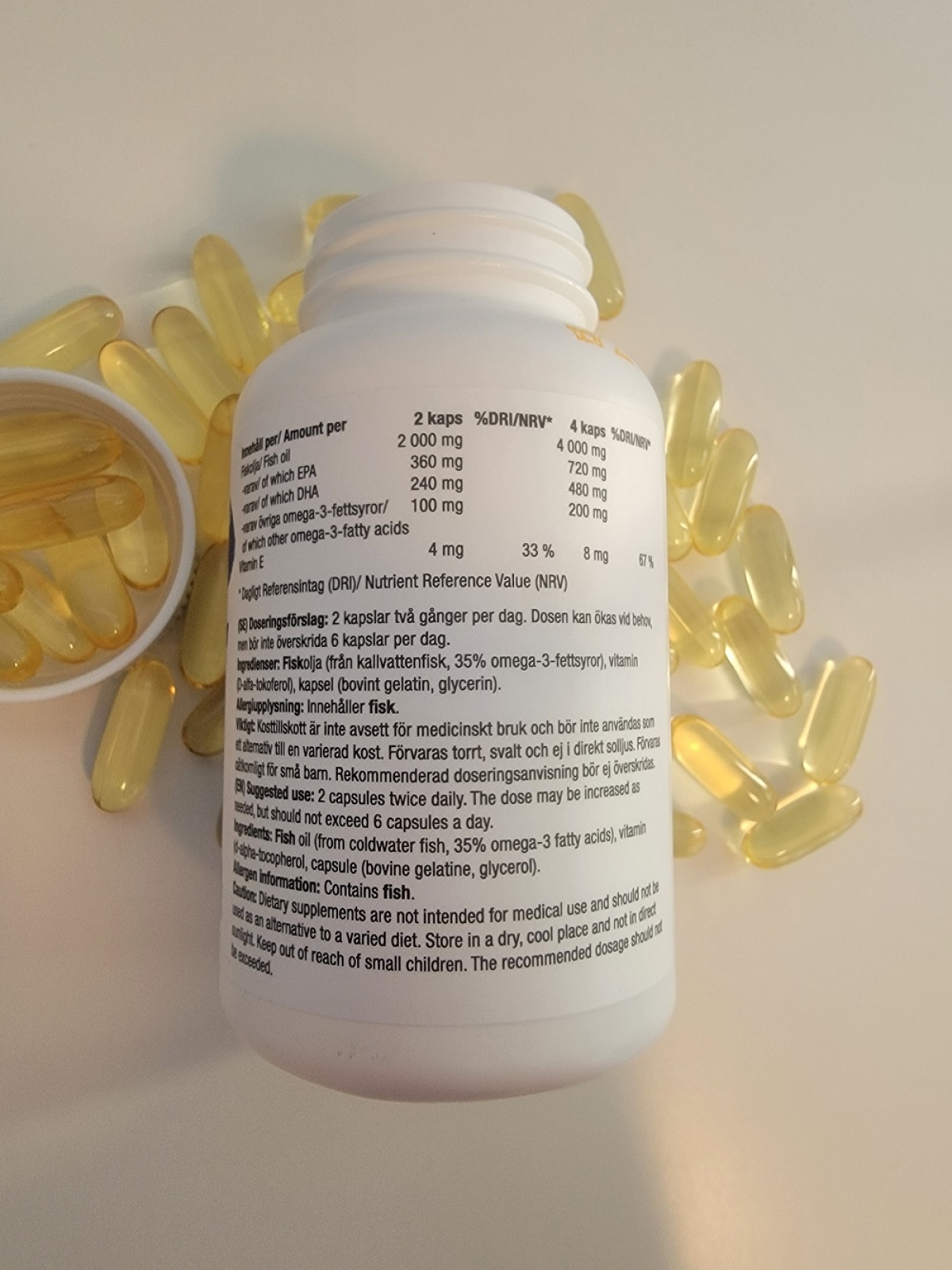 Närbild på baksidans innehållsinfo för Healthwell Omega-3 med EPA och DHA