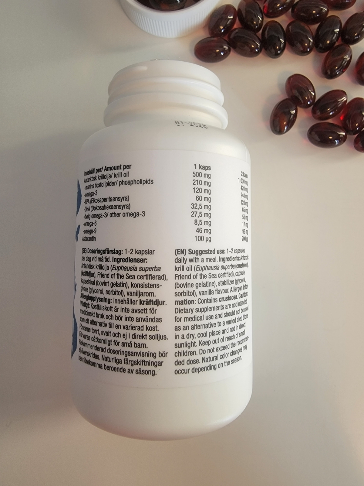 Närbild på innehållsetiketten med tydlig dosering och EPA/DHA för Healthwell Antarctic Krill Oil