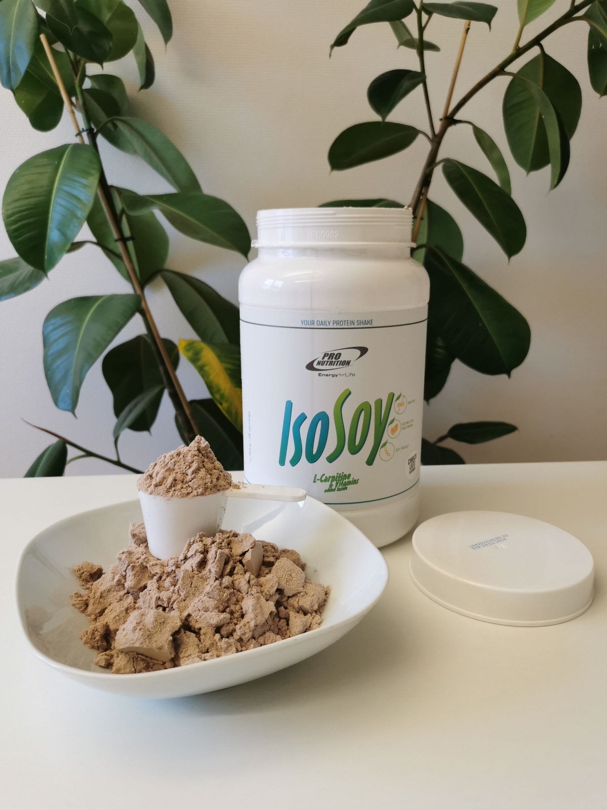 ISO Soy pulver och skopa framför öppnad burk, taget av oss