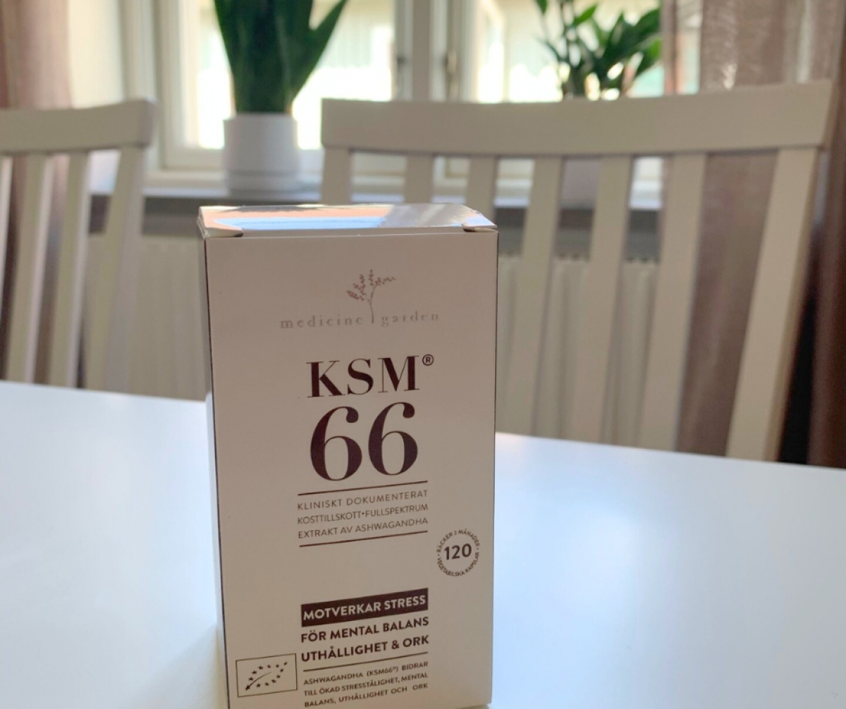 KSM66 Ashwagandha-förpackning på vårt köksbord i morgonljus, fotograferad av oss under testet