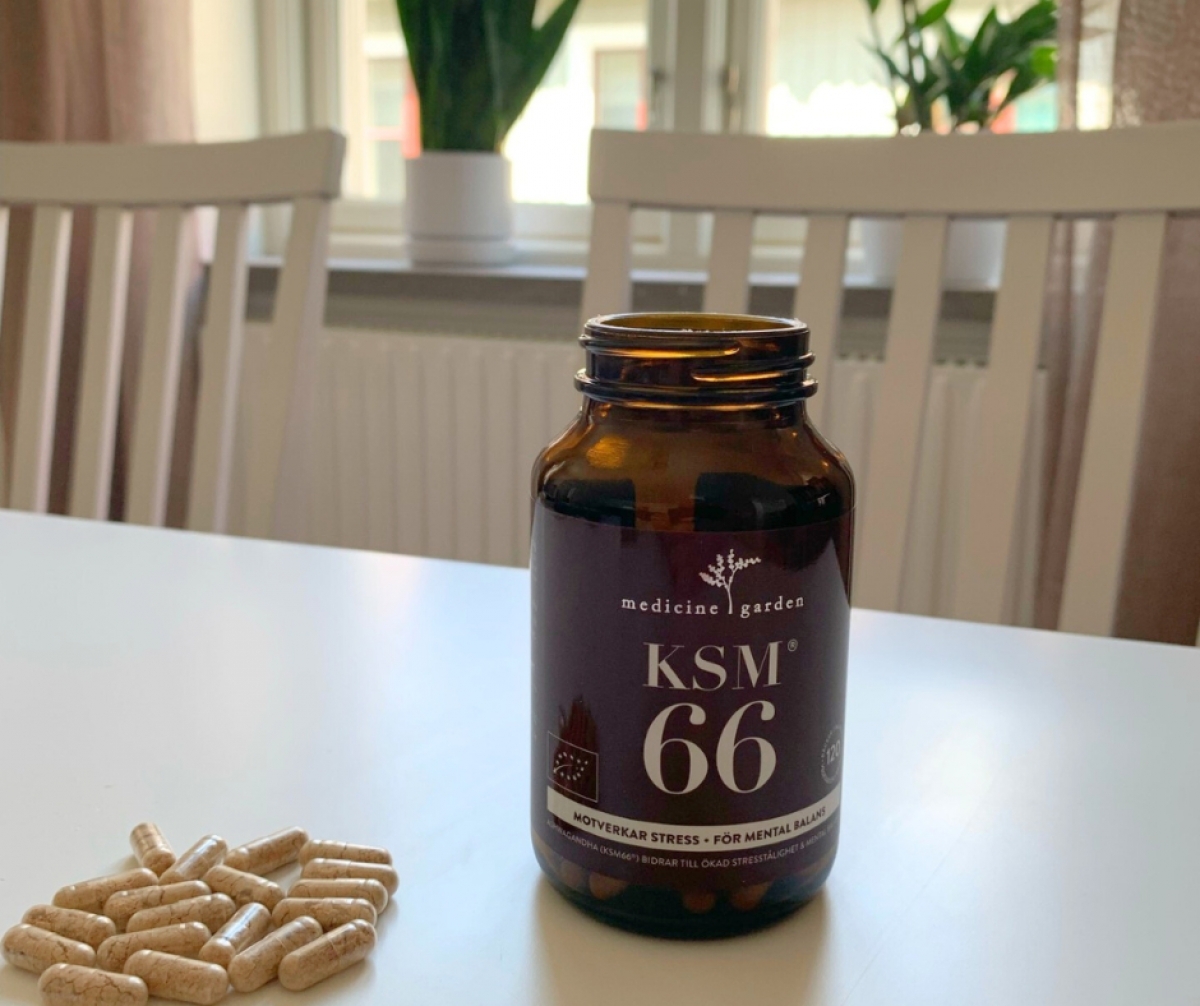 Öppen glasburk KSM66 med kapslar utlagda på bordet, foto från vår egen testmiljö