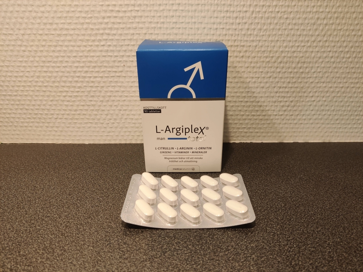 Blister med L-Argiplex-tabletter framför förpackningen, foto taget av oss