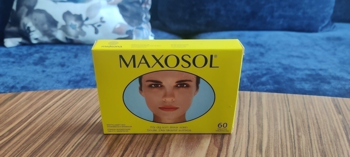 Maxosol-ask på soffbord hemma i naturligt ljus, foto från testet