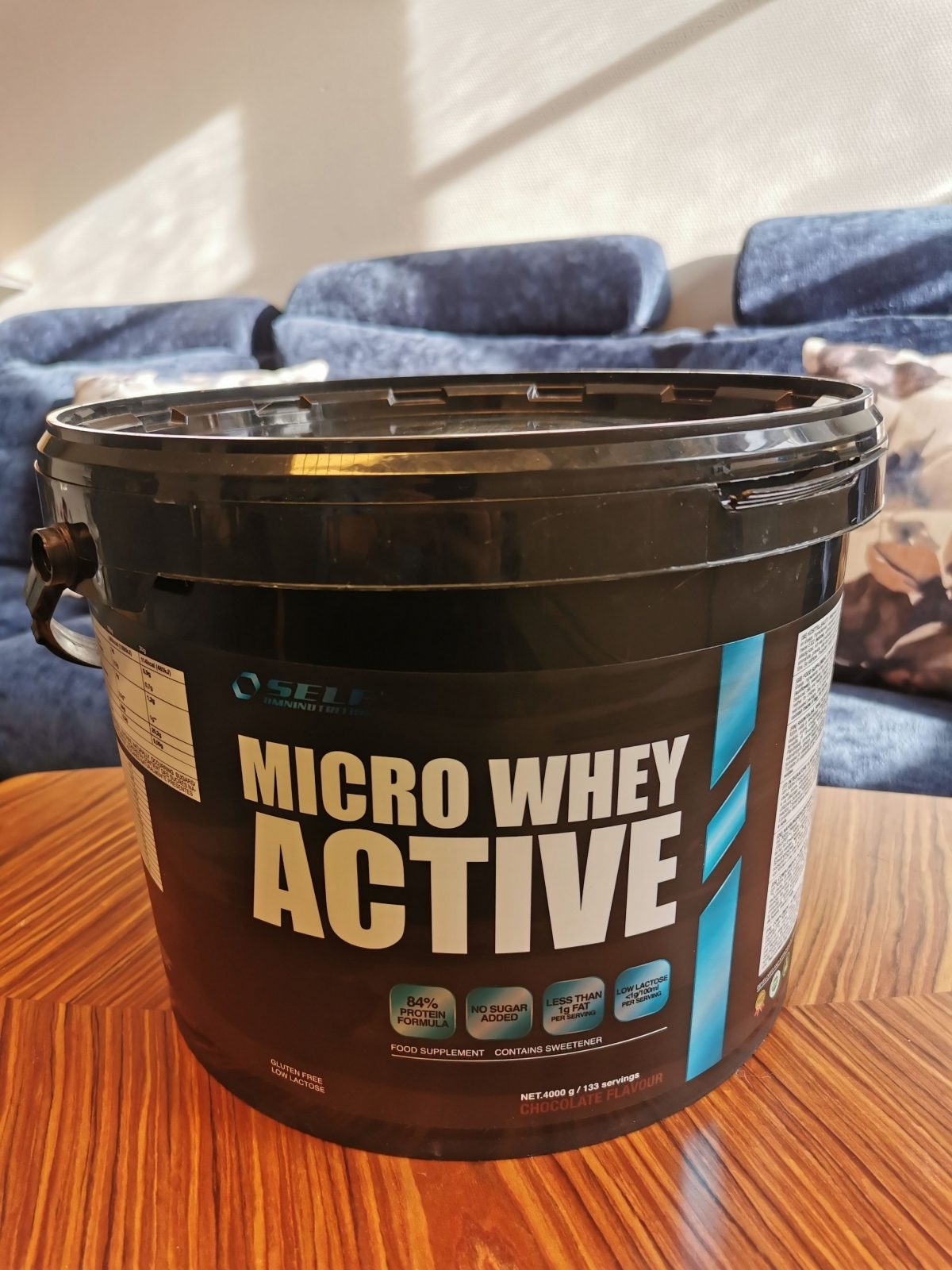 Micro Whey Active i stor hink på soffbord i dagsljus, foto taget av oss under testet