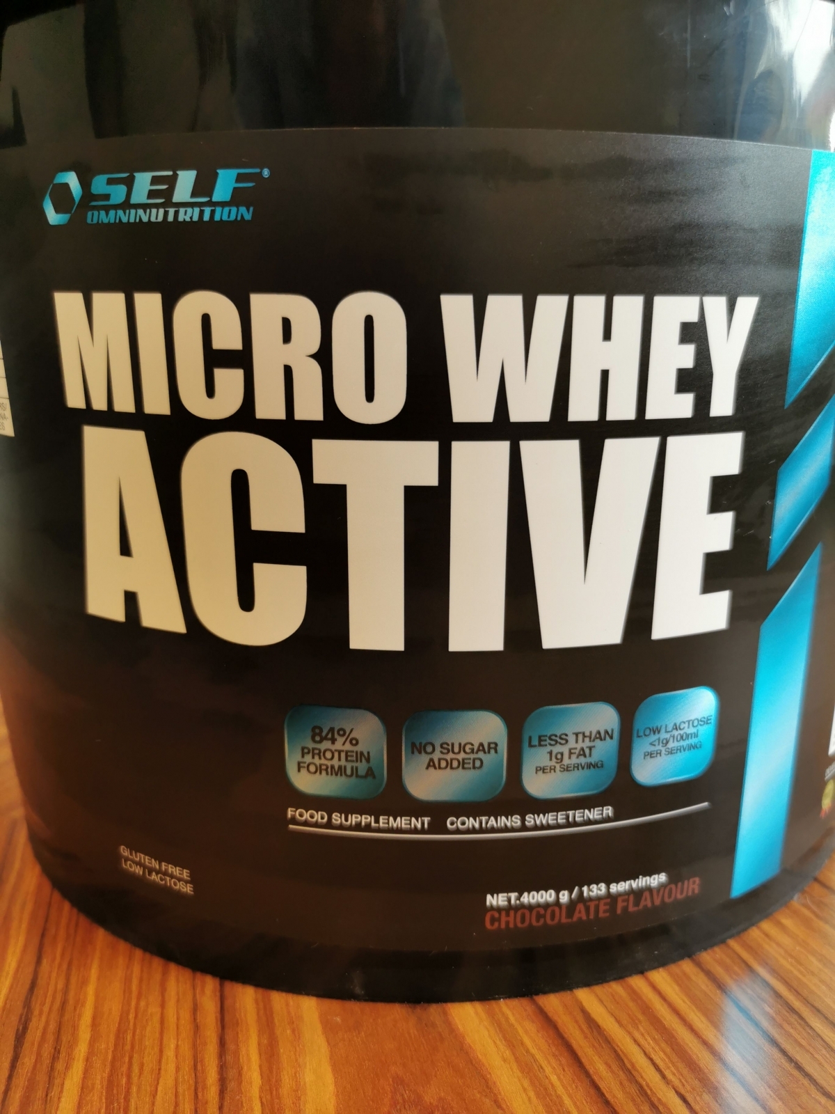 Närbild på framsidans etikett Micro Whey Active chocolate, fotograferad av oss