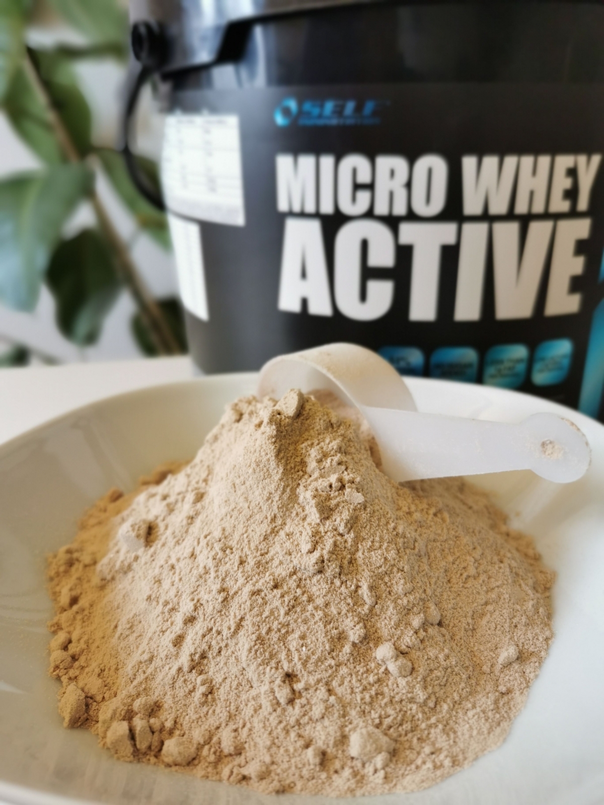 Närbild av chokladpulvret från Micro Whey Active i skål med skopa, egen bild