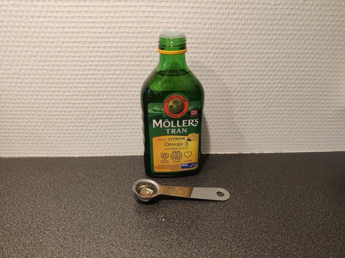 Möllers Tran citronflaska på köksbänk med tesked under vårt 10‑veckorstest