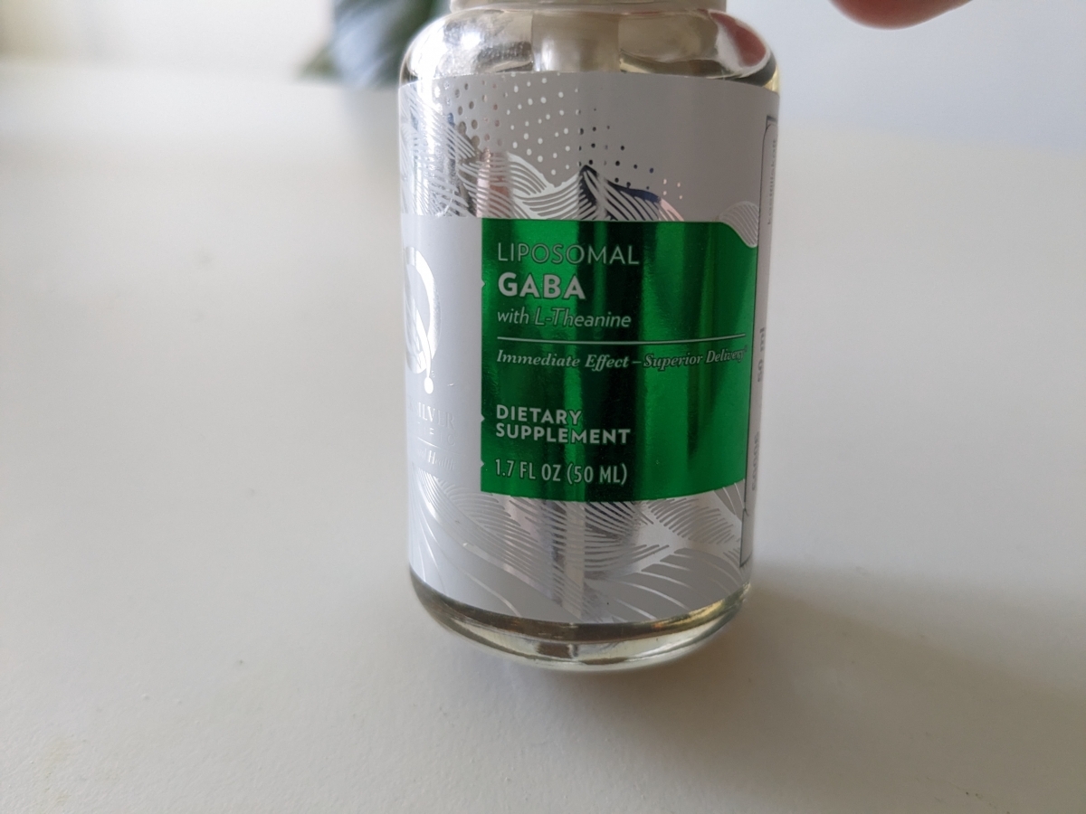 Närbild av etiketten på Liposomal GABA + <a href='https://www.kostnord.se/kosttillskott/teanin'>L-teanin</a>, eget foto
