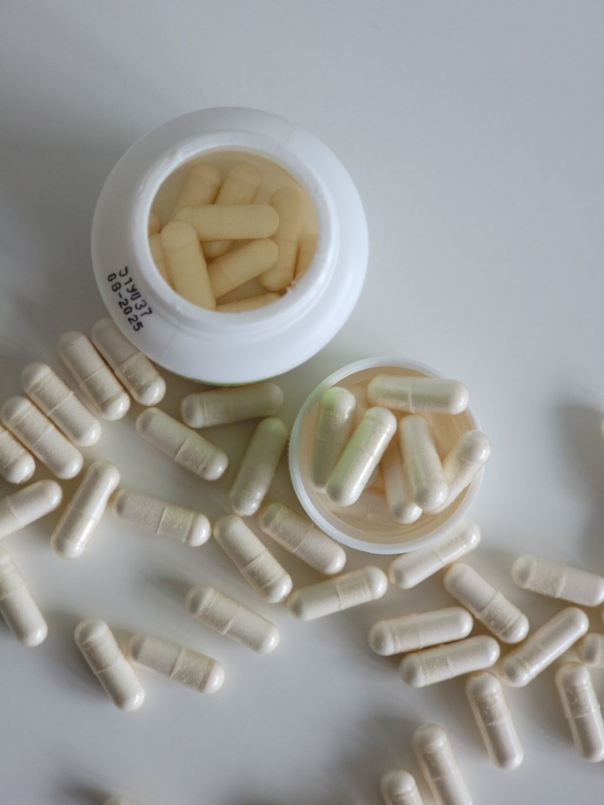 Närbild uppifrån av de blanka kapslarna i Healthwell Vitamin E 400 IE