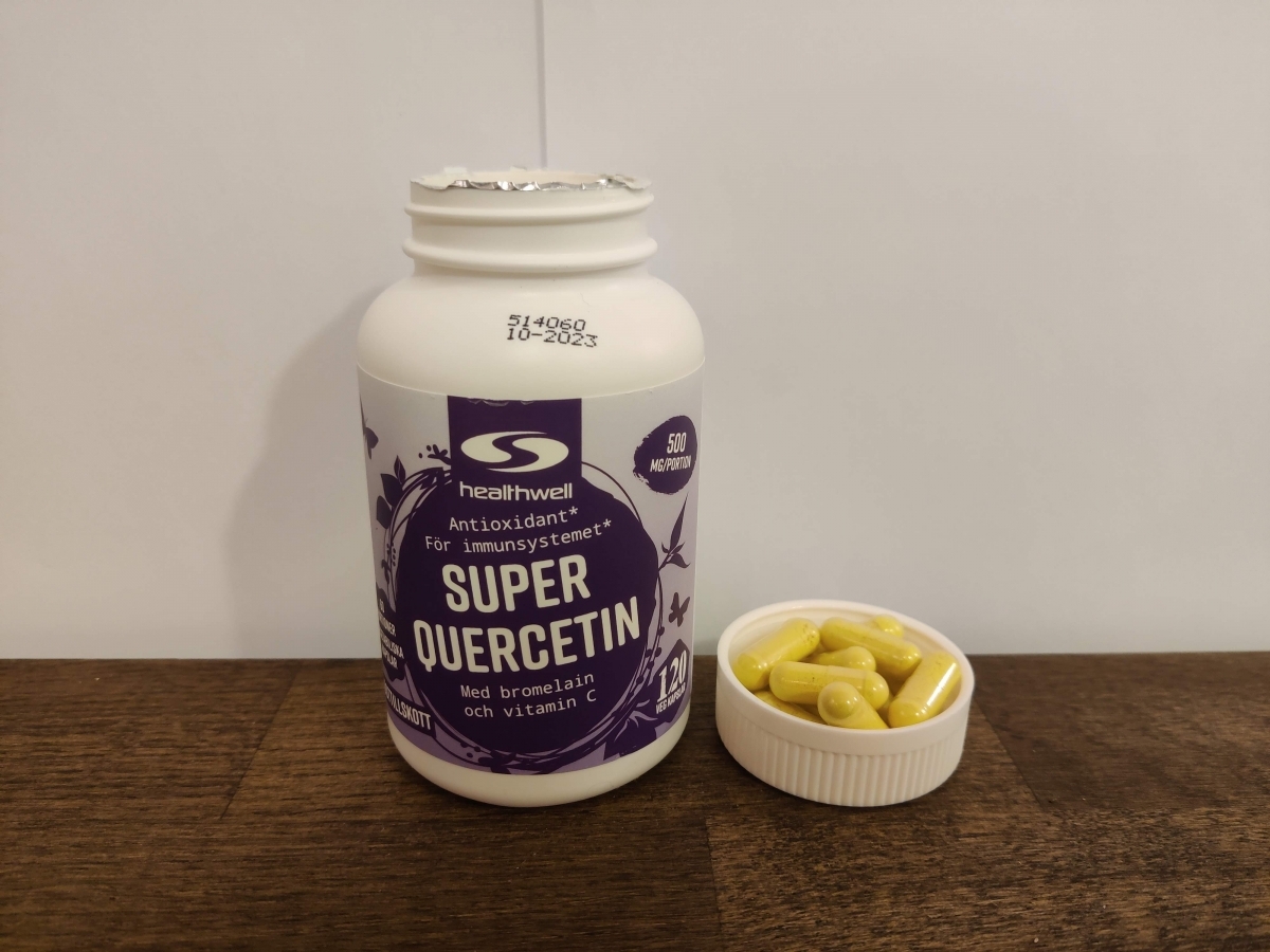 Närbild på Super Quercetin och kapslar, foto taget av oss