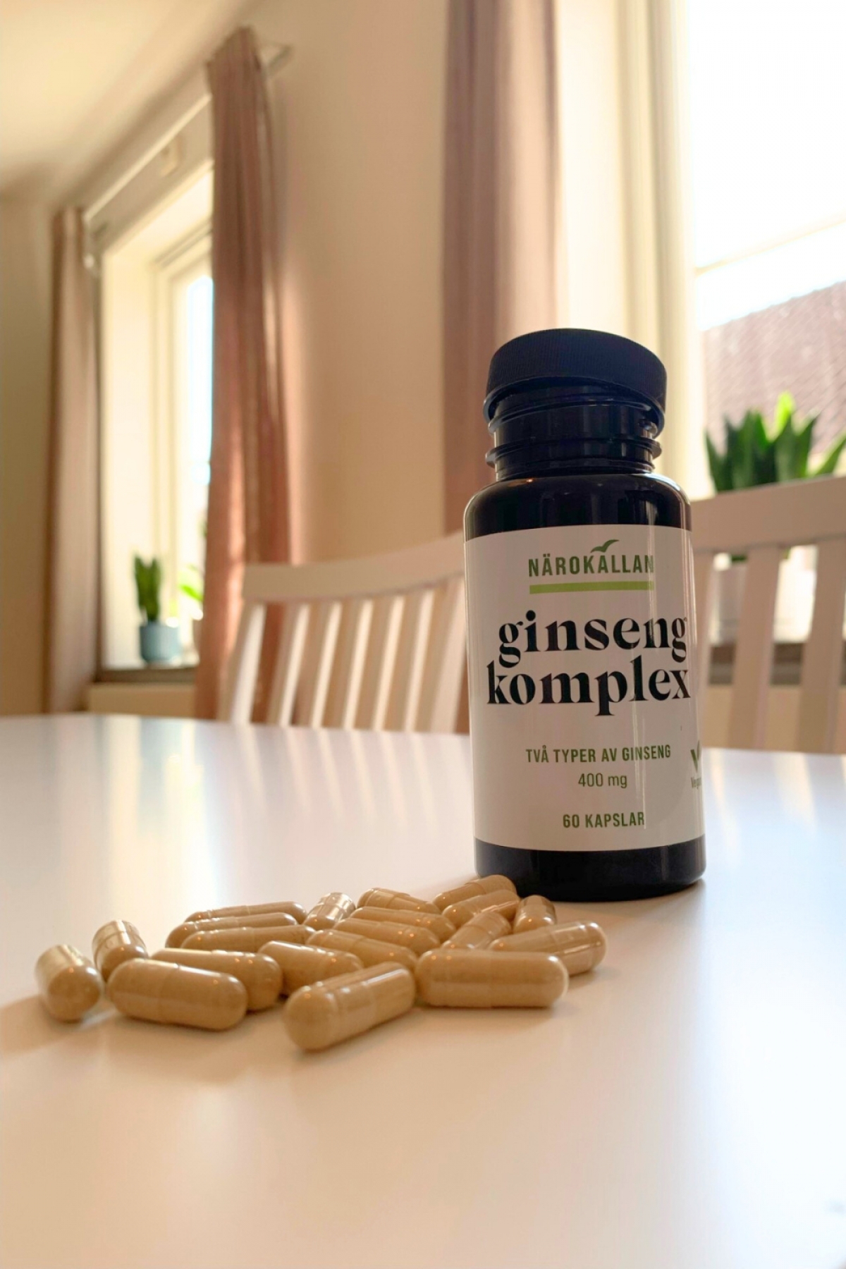 Närokällan Ginseng Komplex i varmt eftermiddagsljus med kapslar vårt eget foto under användning