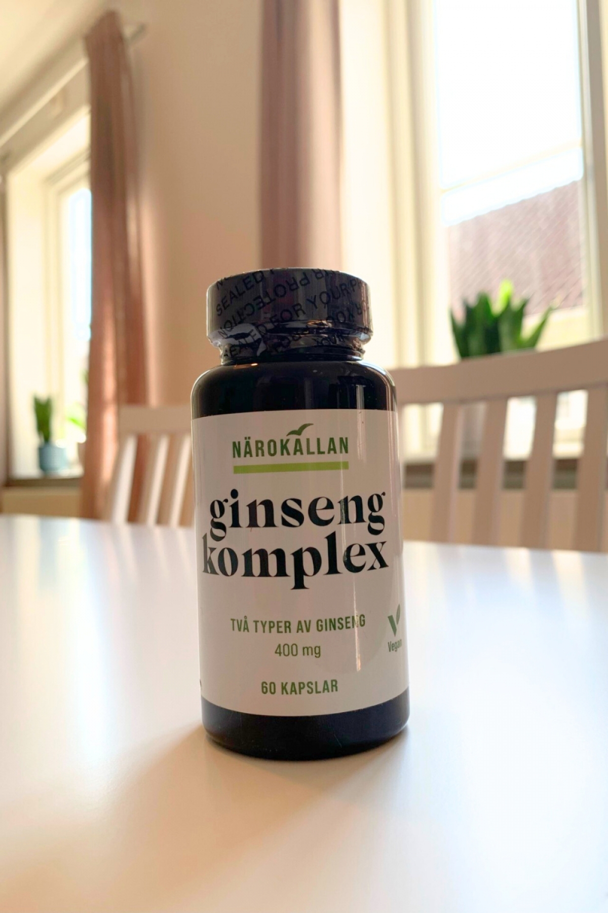 Närokällan Ginseng Komplex fotograferad av oss i dagsljus under testet framsida 400 mg 60 kapslar