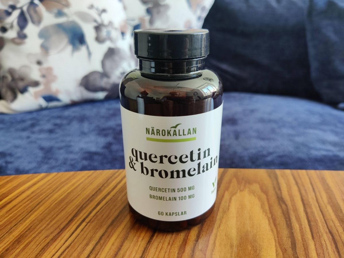 Vårt foto av Närokällan Quercetin & Bromelain på vardagsbordet med tydlig etikett 500 mg quercetin och 100 mg bromelain 60 kapslar