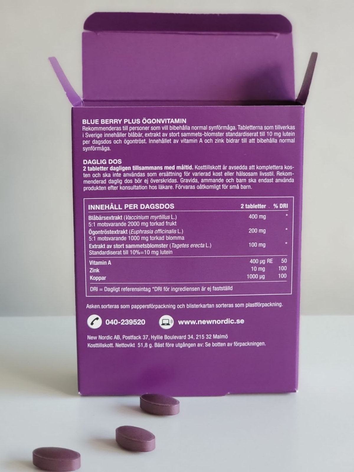 Baksida av Blue Berry Plus med dosering och näringsvärden, foto från vårt test