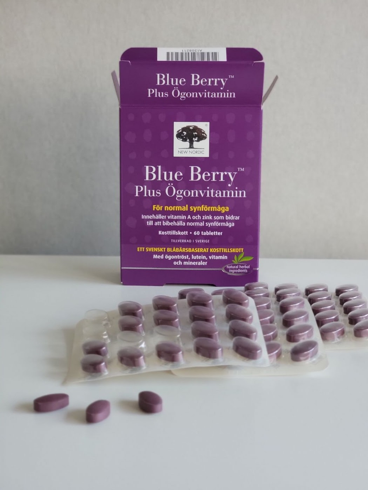 New Nordic Blue Berry Plus med förpackning och blister i förgrunden, fotograferad av oss under testet