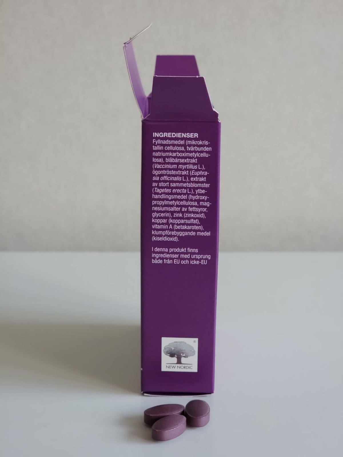 Sidan av Blue Berry Plus med ingredienslistan synlig, fotograferad av oss