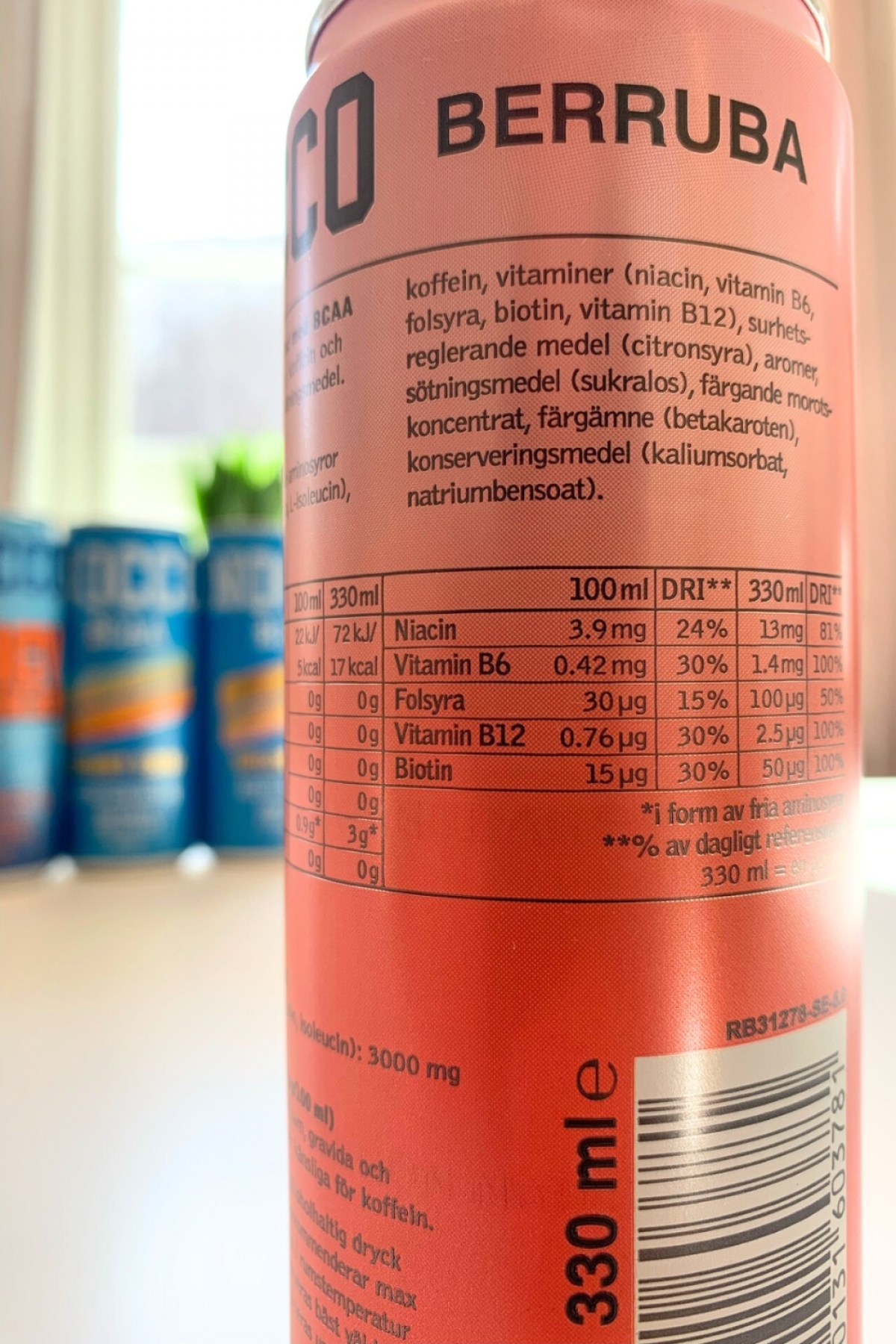 Baksidan på NOCCO Berruba med ingredienslista och vitaminprofil fotad under vår granskning