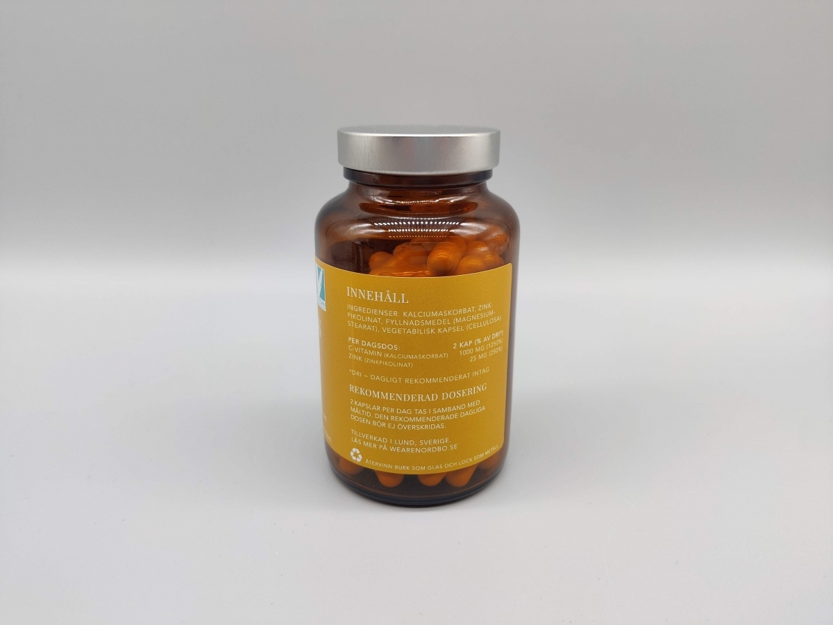 Nordbo C‑vitamin & Zink med innehållsetikett och dosering, foto taget i vår studio