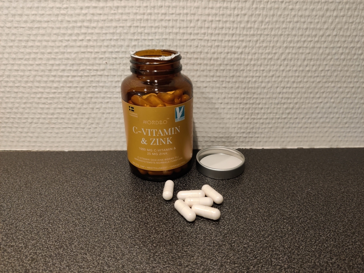 Nordbo C‑vitamin & Zink öppnad burk på mörk bänkskiva med kapslar, foto från vårt test