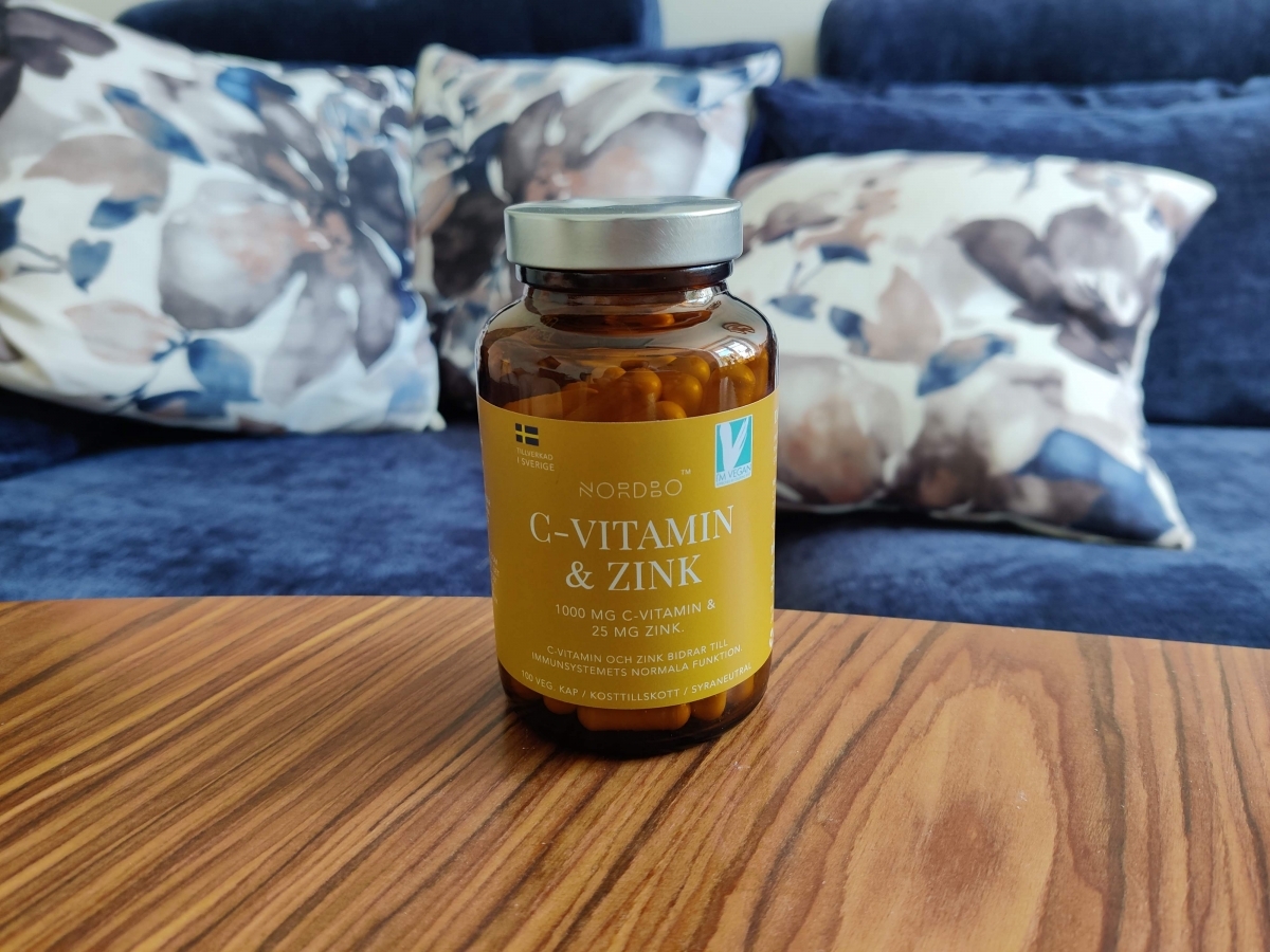 Nordbo C‑vitamin & Zink på soffbord hemma under vår testperiod