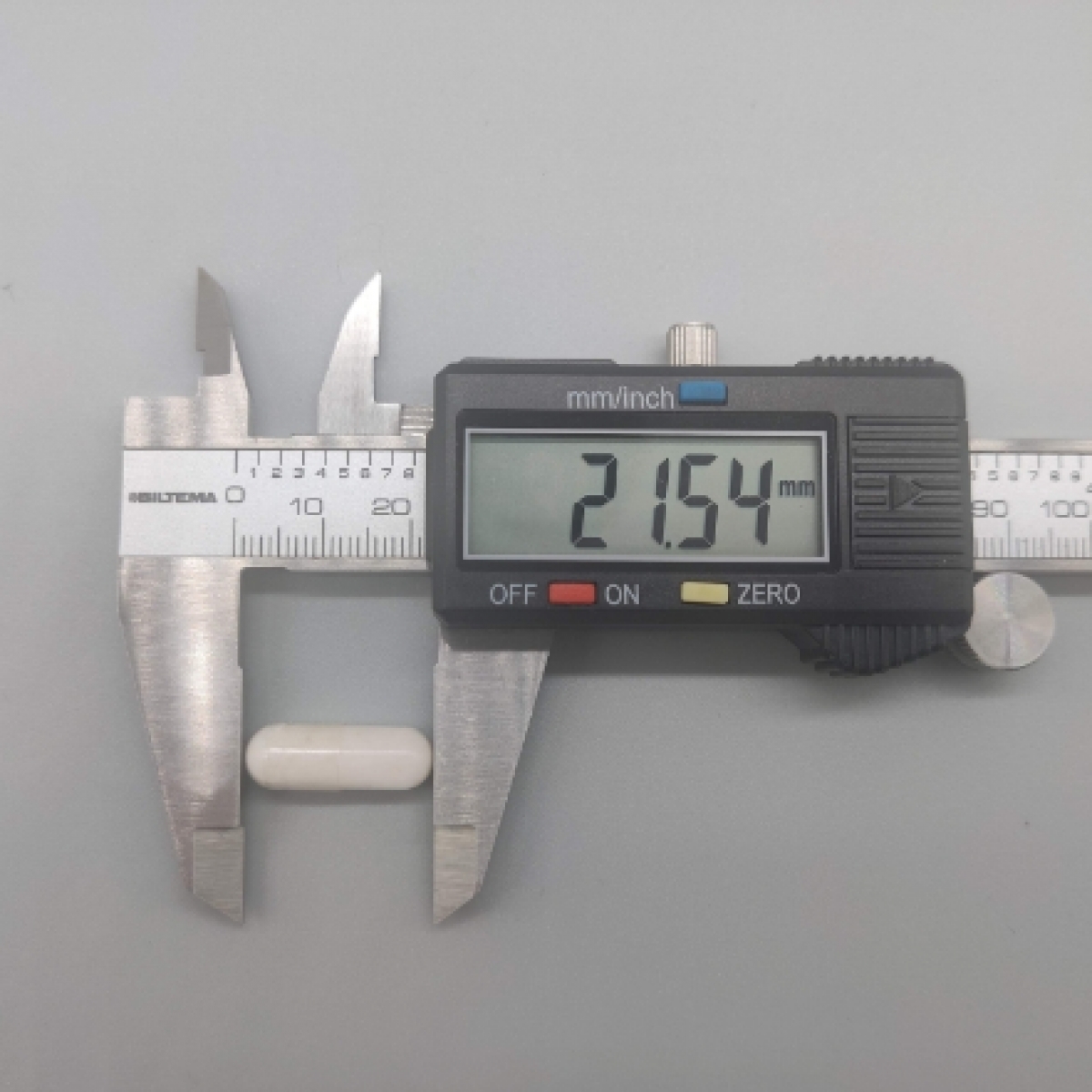 Kapsel uppmätt med skjutmått 21,54 mm, foto taget av oss
