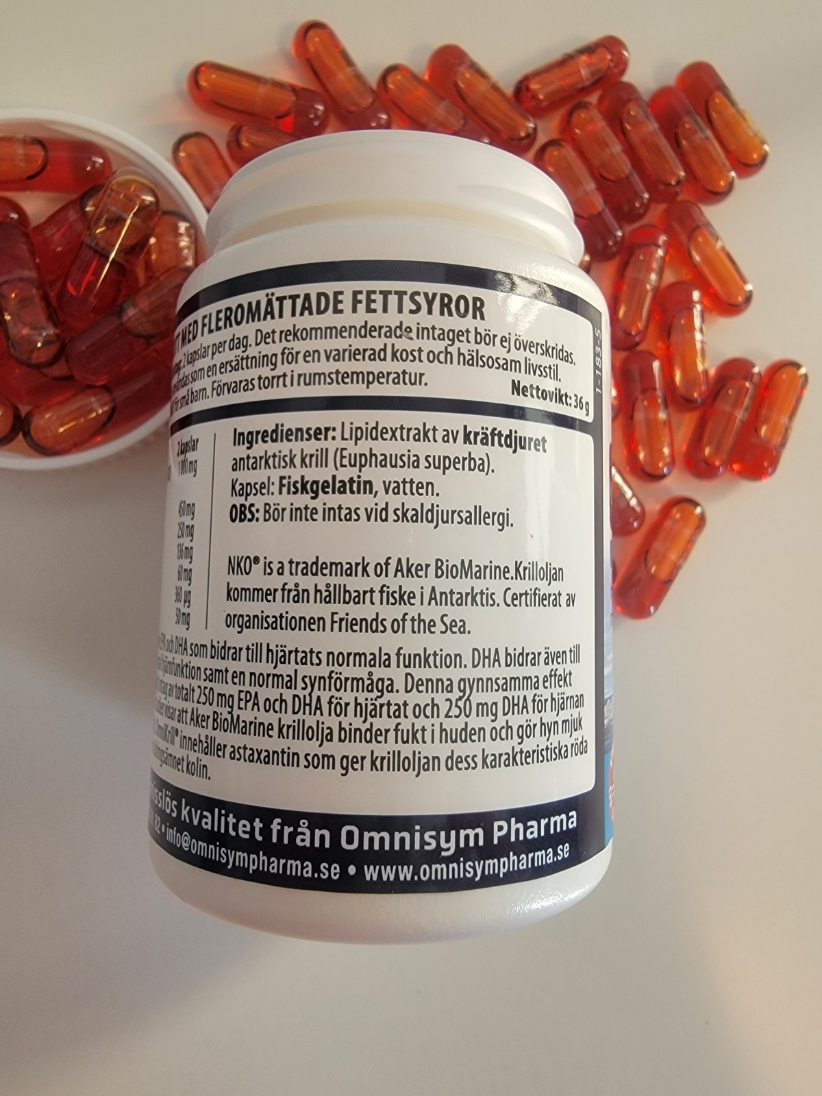 OmniKrill ingrediensruta i närbild med kapslar runt, vår egen bild