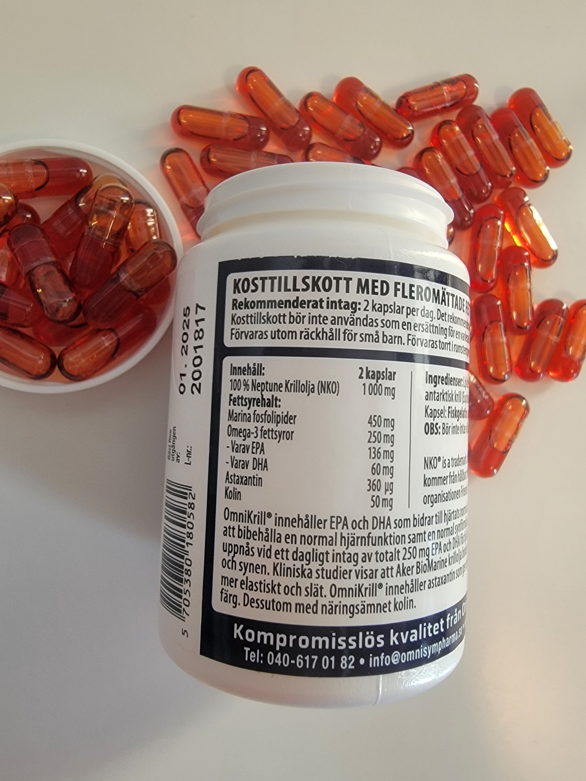 OmniKrill baksida med rekommenderat intag två kapslar per dag, egen produktbild