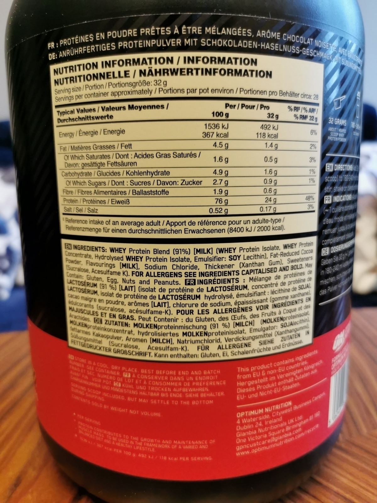 Närbild på näringsdeklarationen för Chocolate Hazelnut med 24 g protein per skopa