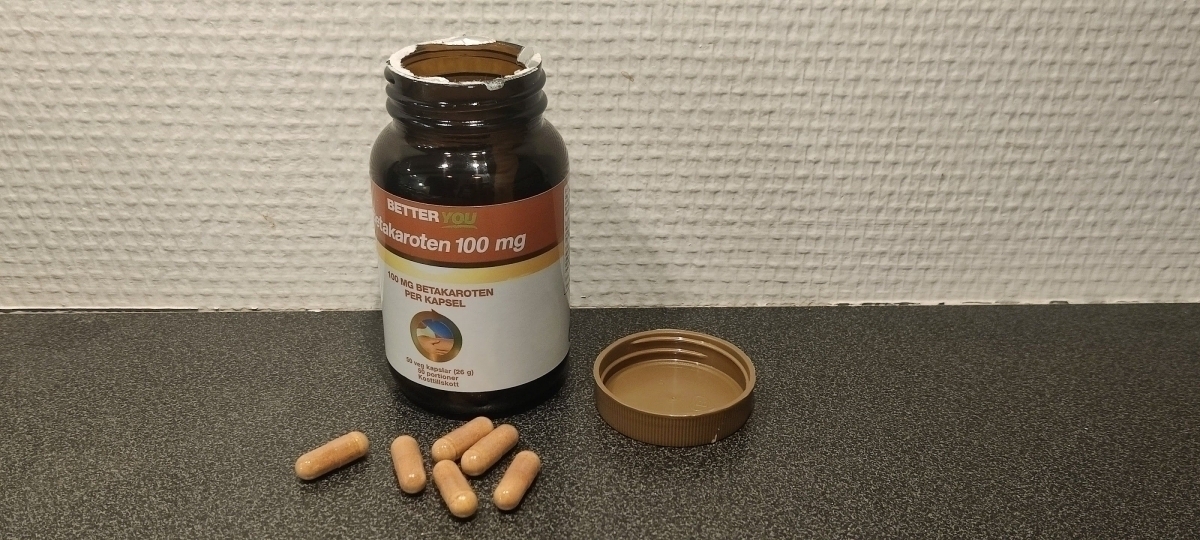 Öppnad burk Better You Betakaroten 100 mg med kapslar på bänken, foto taget av oss under testperioden