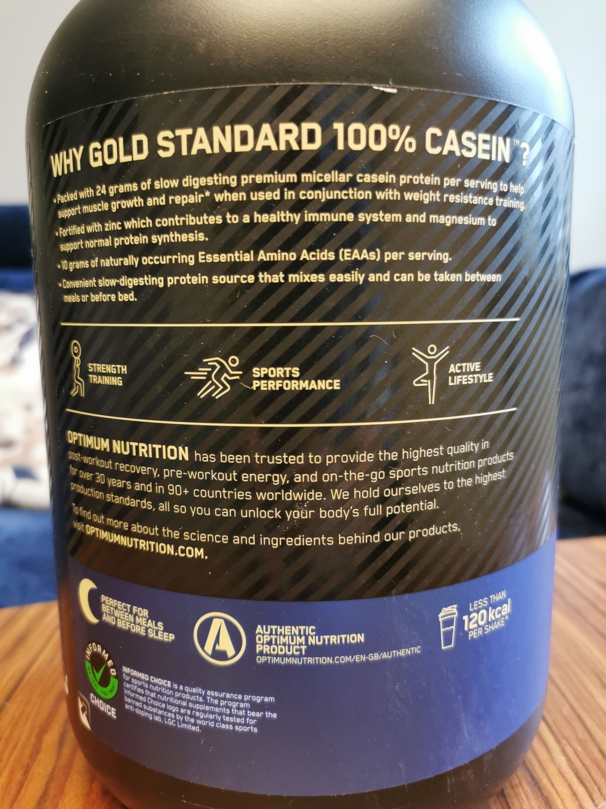 Baksida med varför Gold Standard 100% Casein och ikon för mindre än 120 kcal per shake, foto av oss
