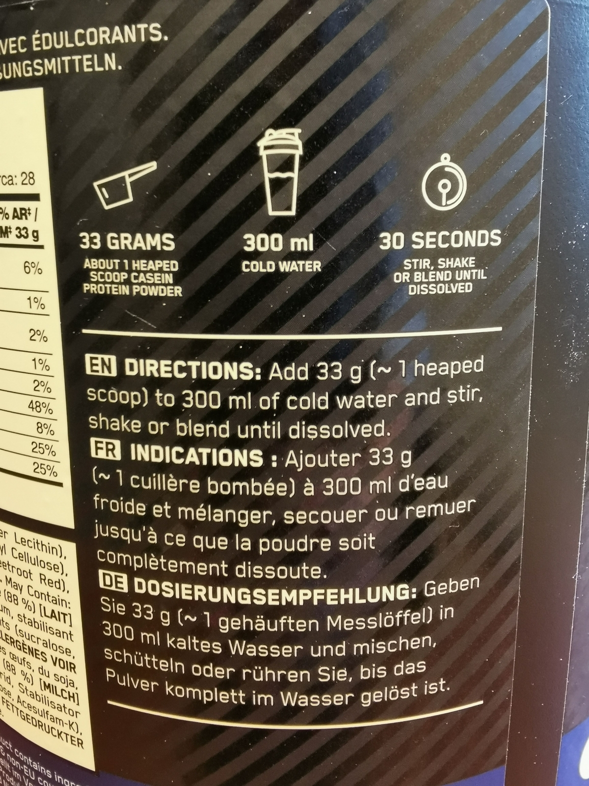 Närbild på doseringsguiden 33 g pulver till 300 ml vatten och 30 sekunder i shaker, fotad under vårt test