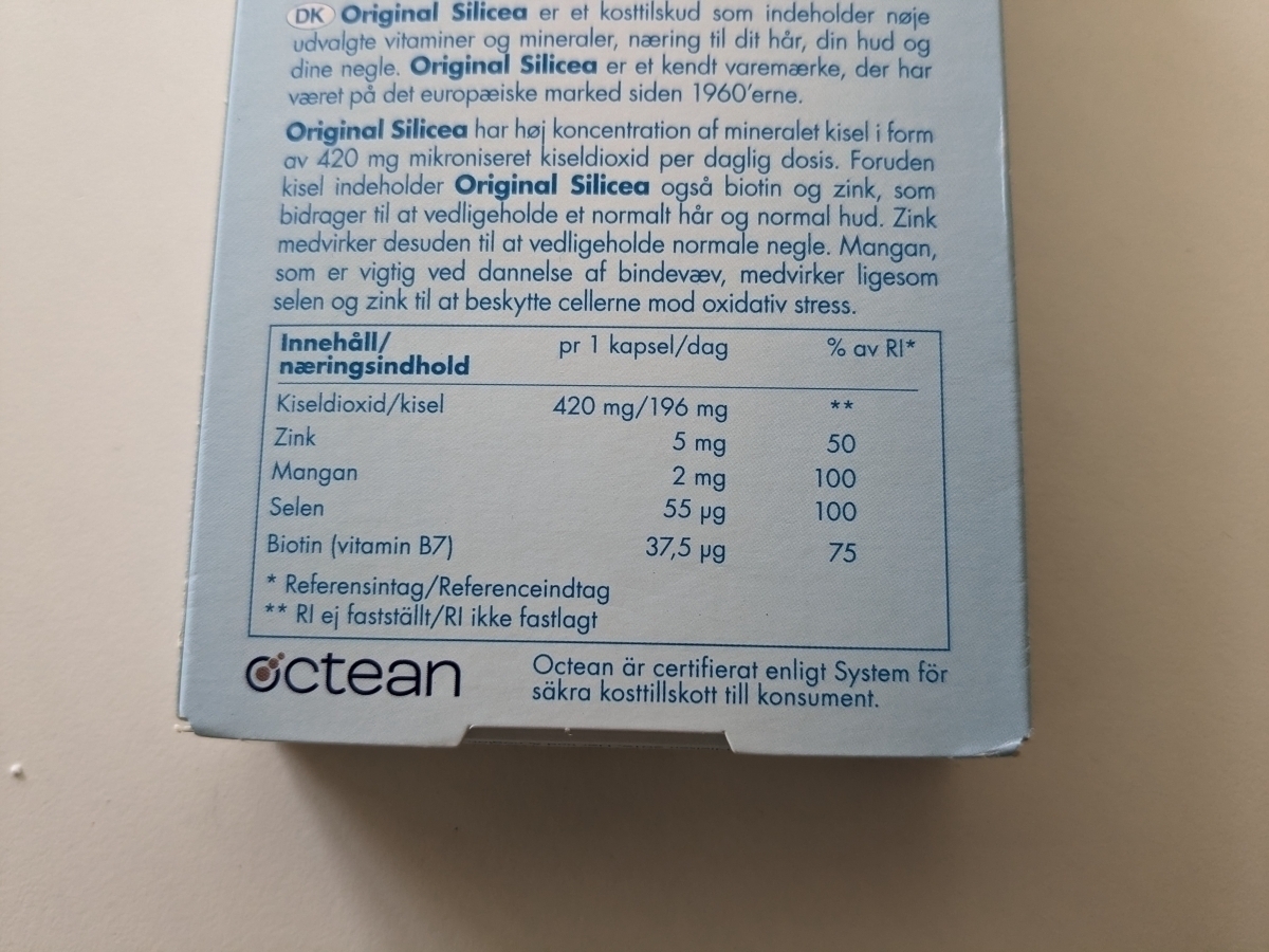 Baksida med innehåll och dosering för Original Silicea fotograferad i vårt test