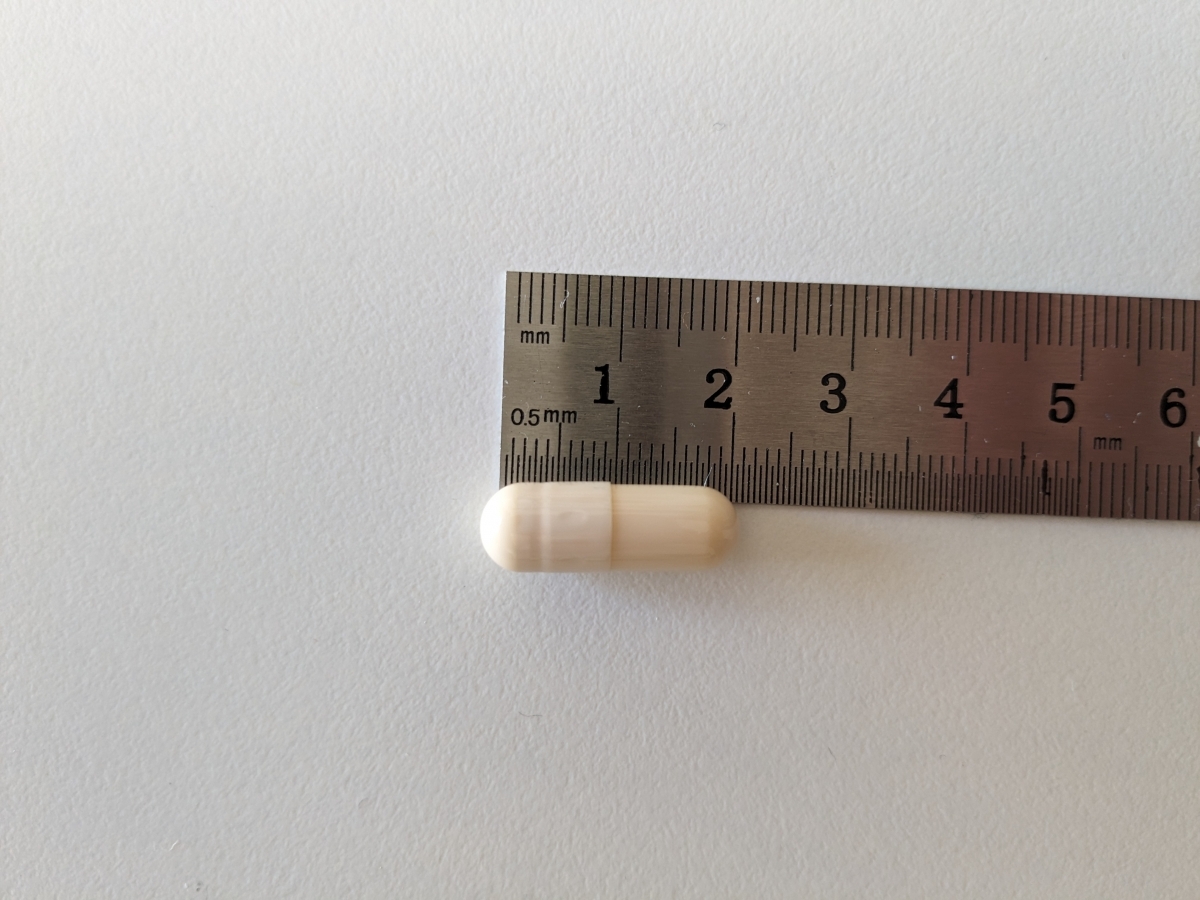 Kapsel från Pharma Nord Glukosamin mot linjal cirka 2 cm, fotograferad av oss