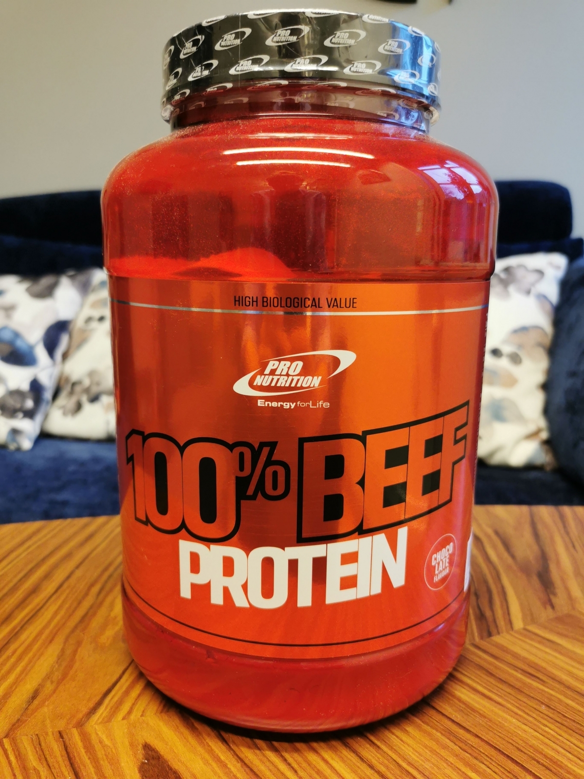 Pro Nutrition 100% Beef Protein i röd burk på vårt bord, foto taget av oss under testet
