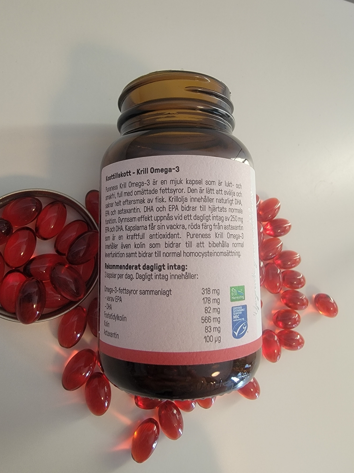 Etikett med näringsvärden och rekommenderad dos för Pureness Krill Omega-3, foto från vårt test