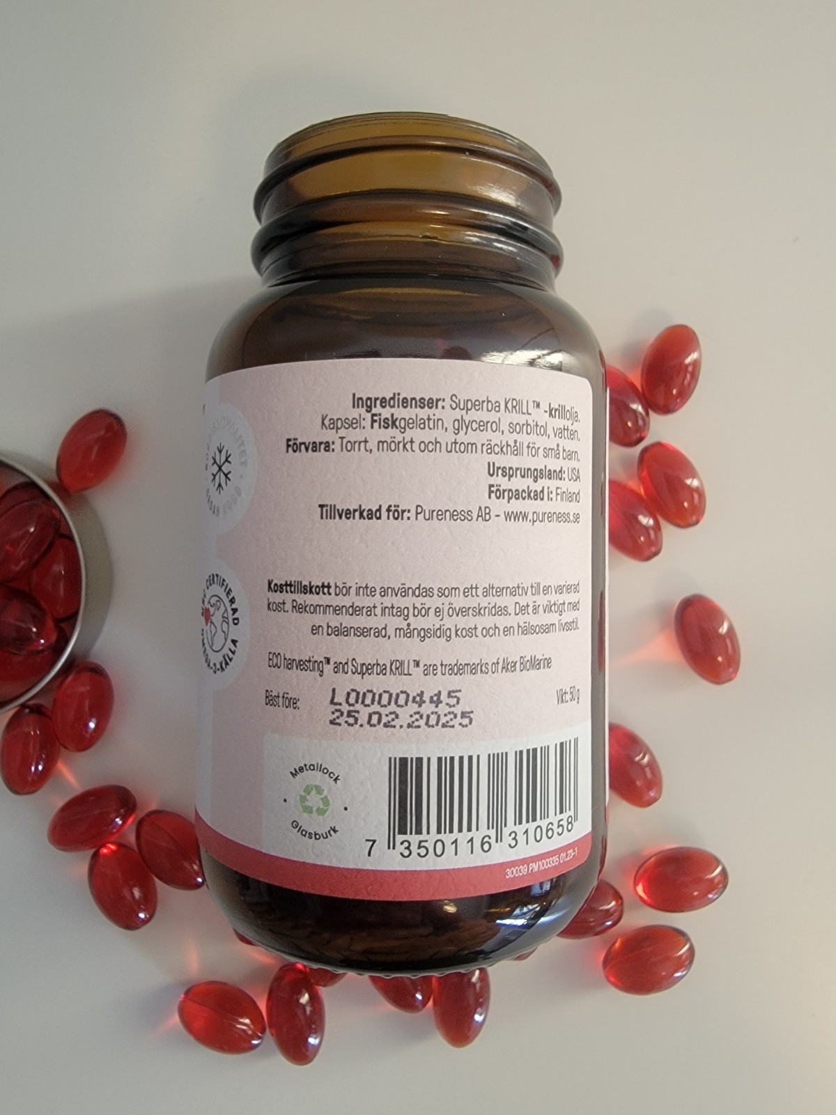 Baksida med ingredienser batchnummer och bäst före på Pureness Krill Omega-3, taget av oss