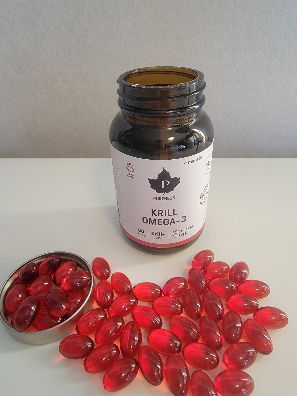 Pureness Krill Omega-3 i brun glasburk med rubinröda mjuka kapslar, foto taget av oss under testet
