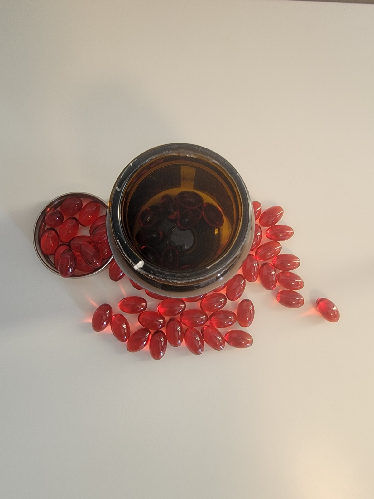 Överblick ovanifrån av Pureness Krill Omega-3 med kapslar runt burken, eget testfoto