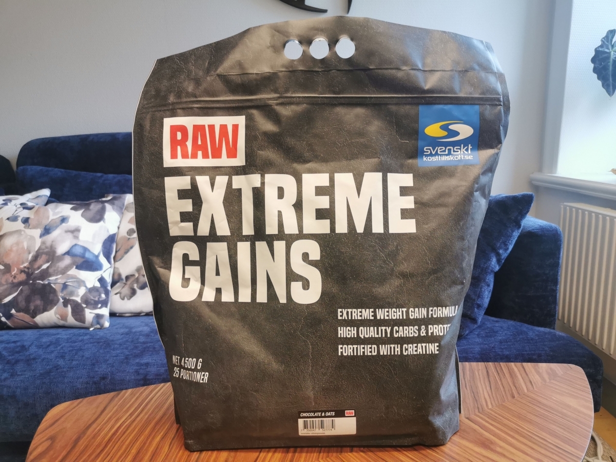 RAW Extreme Gains framsida på soffbord, foto av oss under testet