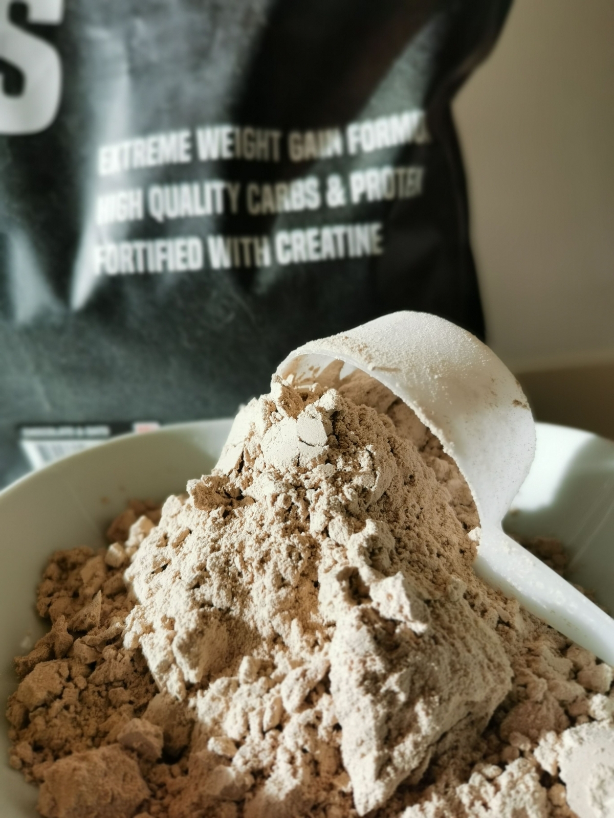 Närbild på RAW Extreme Gains pulver och skopa i skål