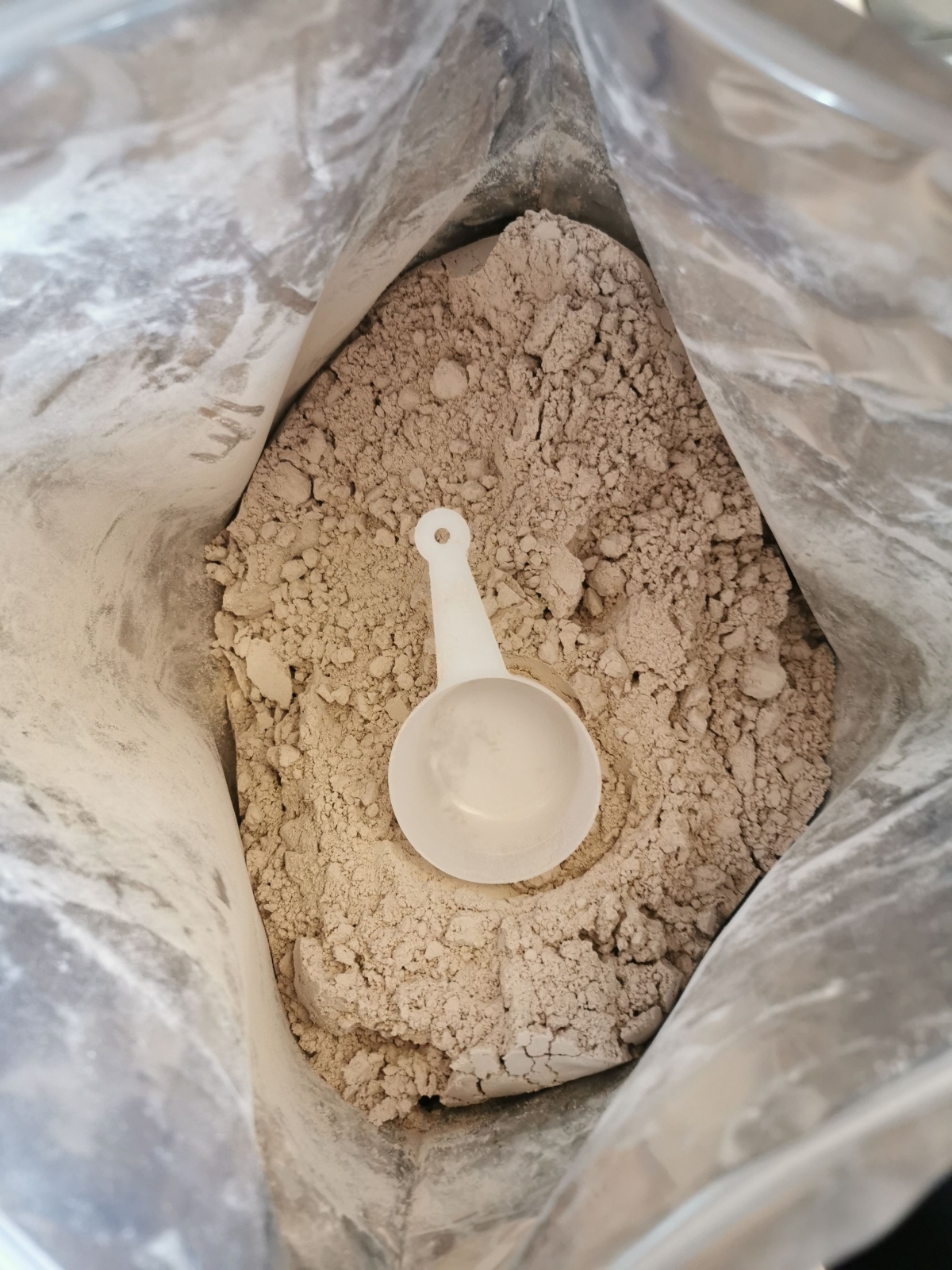 Öppen påse RAW Extreme Gains med skopa i pulvret