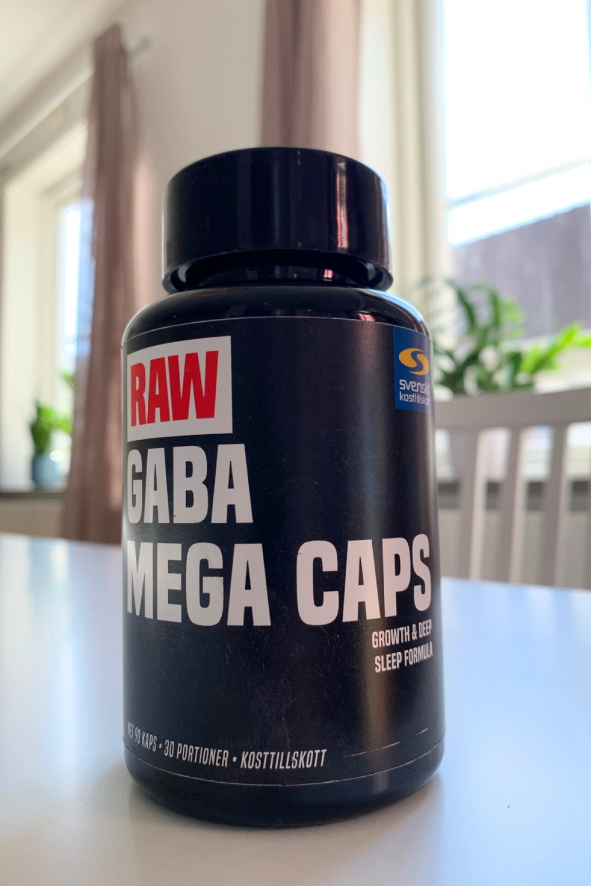 RAW GABA Mega Caps framsida i dagsljus fotograferad av oss under testet