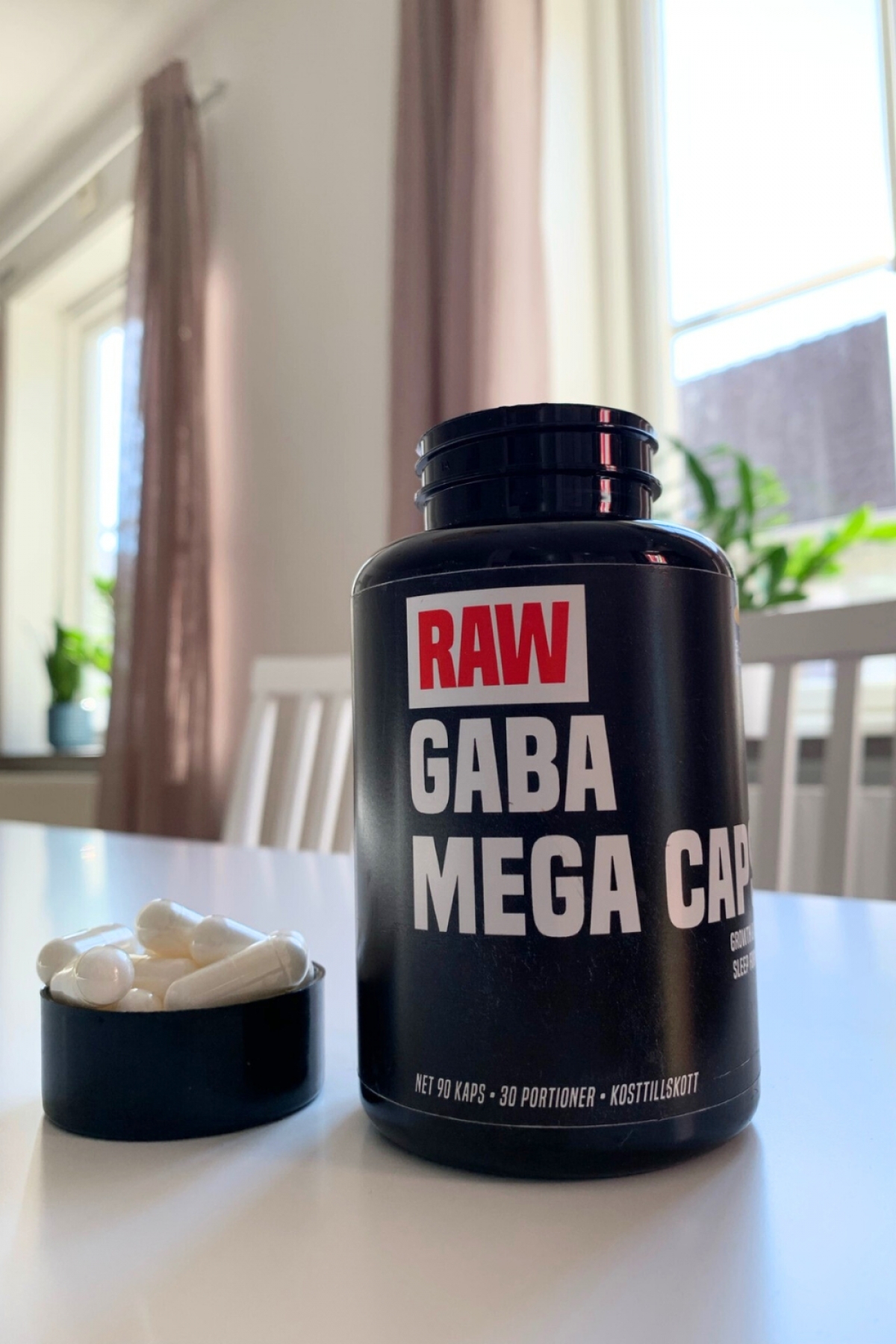 Öppen burk med RAW GABA Mega Caps och kapslar bredvid egen bild från testet