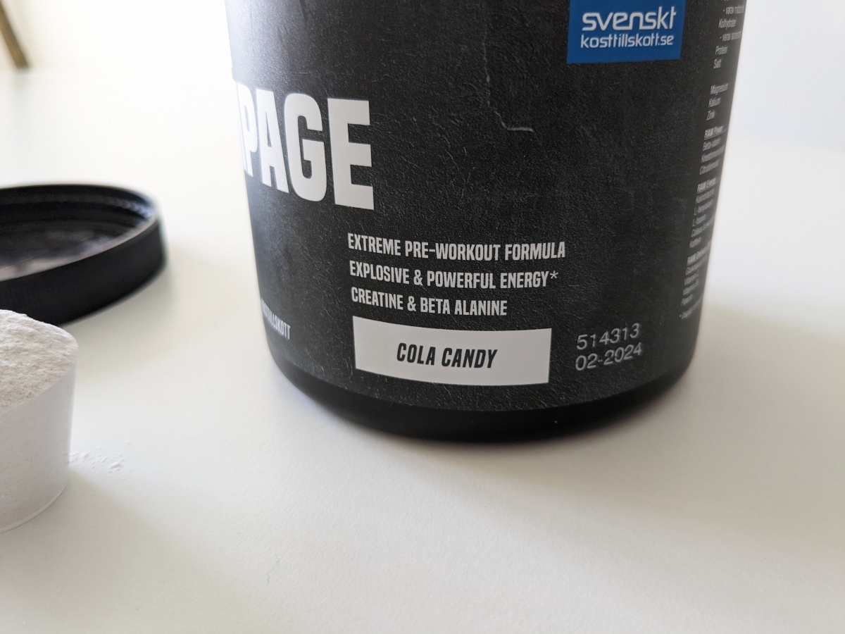 Närbild på etiketten Cola Candy och formulan på RAW Rampage, fotograferad av oss