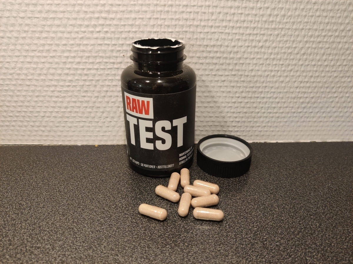 Öppnad RAW Test-burk med kapslar på bänk, vårt eget foto under testperioden