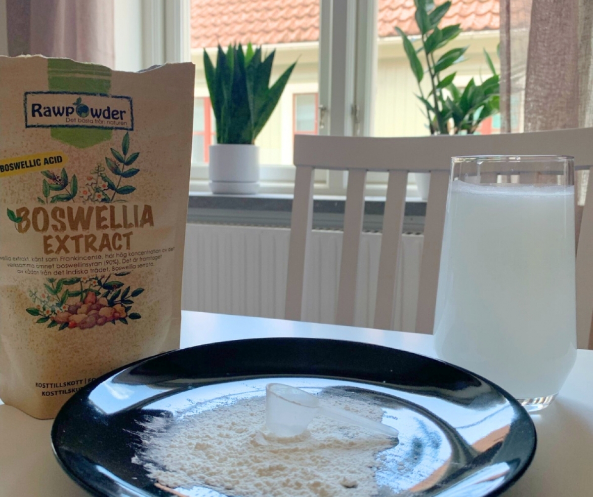Rawpowder Boswellia extrakt med pulver och uppblandad dryck, foto taget av oss