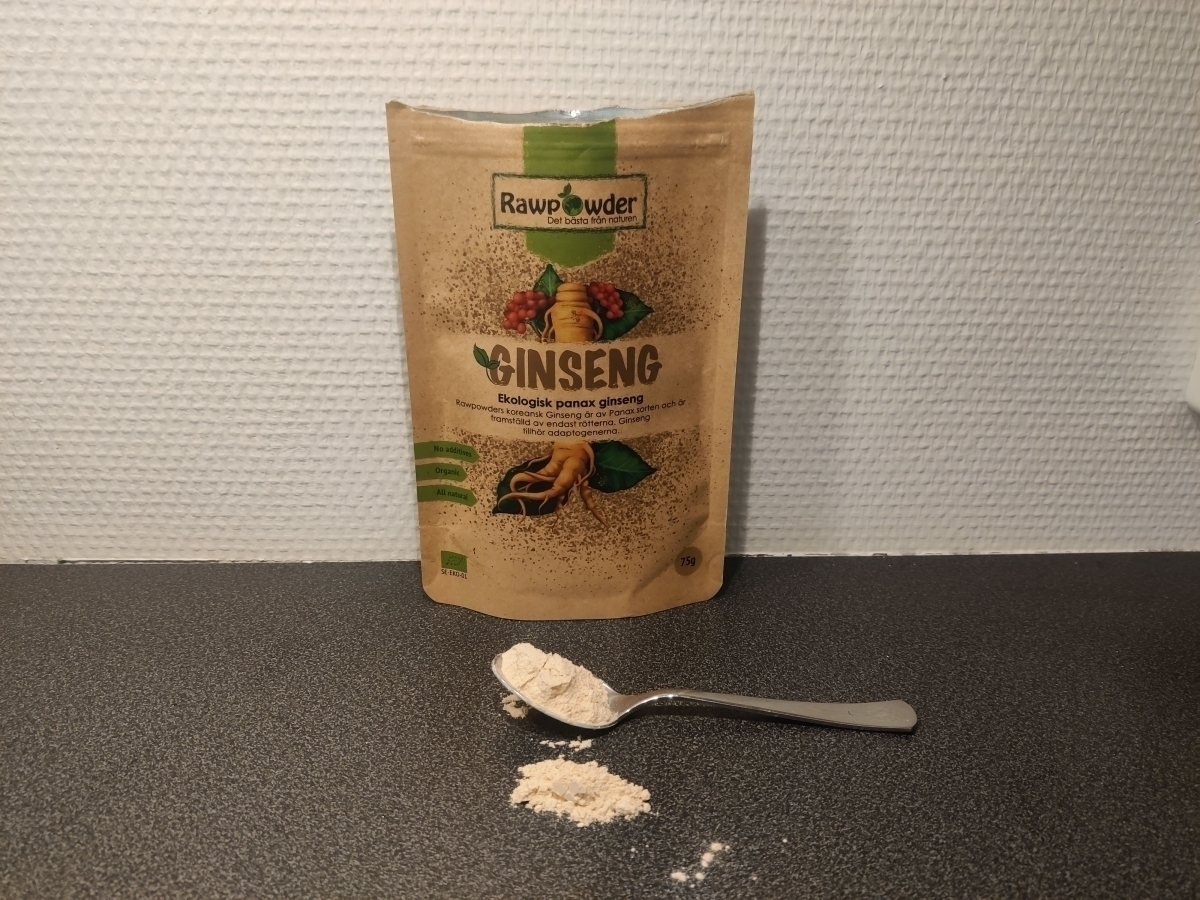 Rawpowder Ginseng Panax med sked pulver på bänken, foto taget av oss under testet