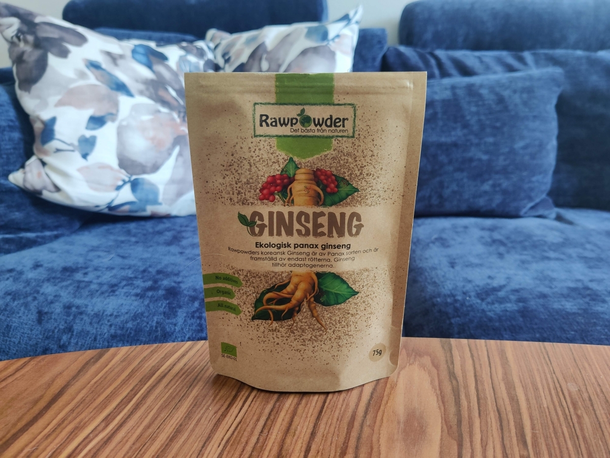 Rawpowder Ginseng Panax på soffbord hemma, fotograferad under vår testperiod